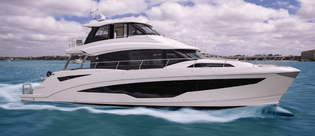Aquila 70 Luxury navegando a velocidad