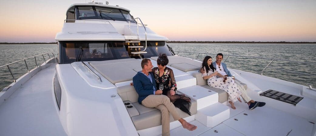 Zona de estar de proa del Aquila 70 Luxury
