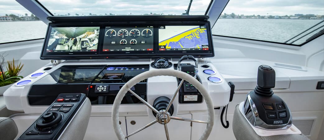 Volante, pantallas y mandos del Aquila 70 Luxury