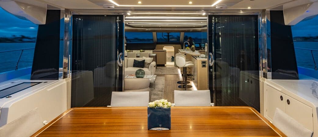 Comedor interior del Aquila 70 Luxury
