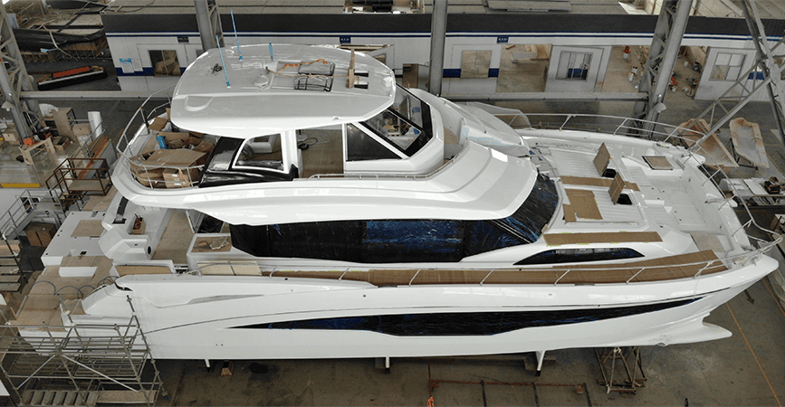 Aquila 70 Luxury en construcción en el astillero