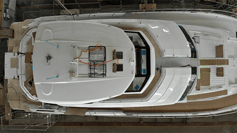 Aquila 70 Luxury en construcción en el astillero
