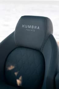 Asiento tapizado con el logotipo de Kumbra Yachts