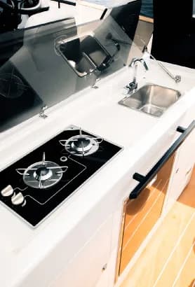 Cocina exterior con placa y fregadero del Kumbra 34
