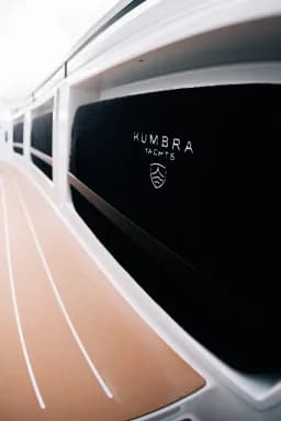 Cofre de proa con el emblema de Kumbra Yachts