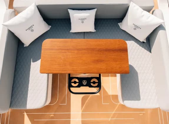 Comedor en U con mesa de madera en la bañera del Kumbra 34