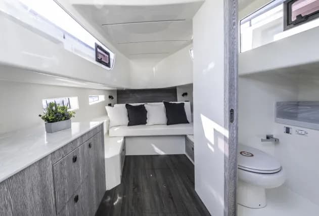 Interior del Kumbra 34 con la cama doble y el baño