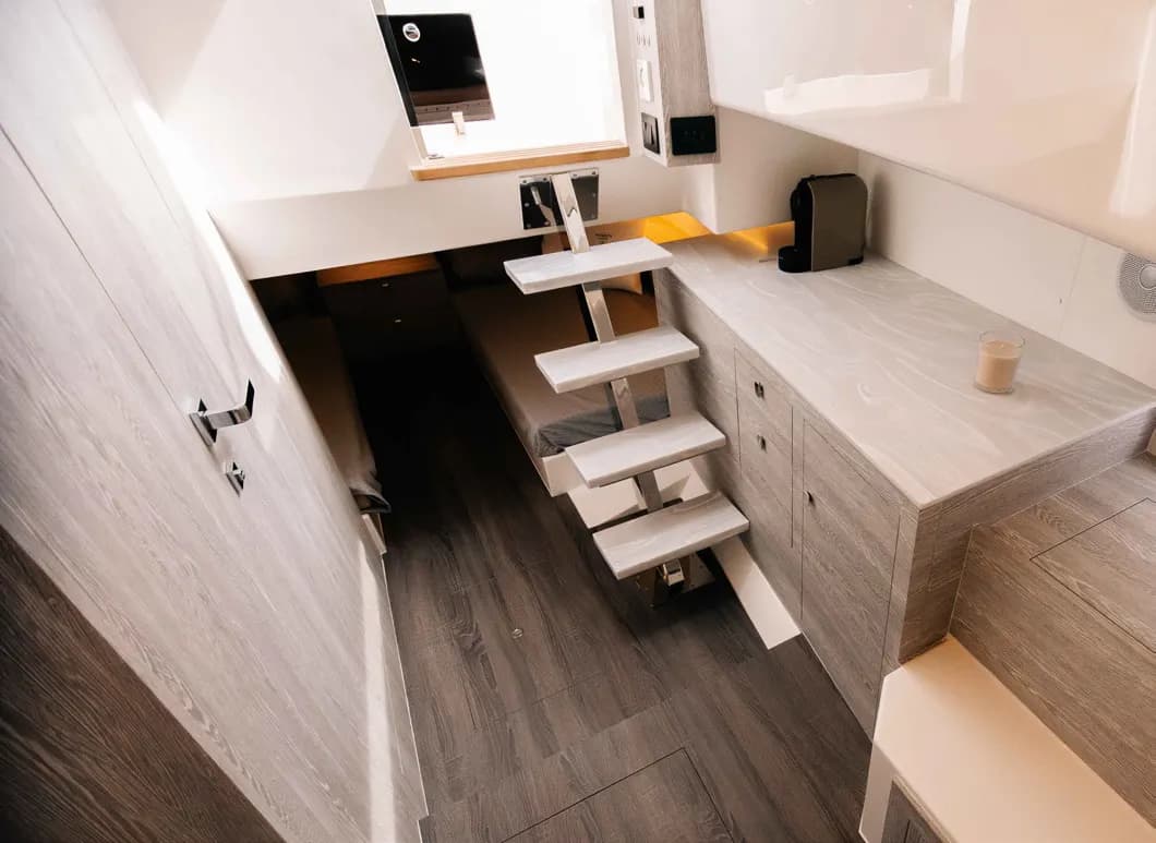 Escalera de bajada y mueble del interior del Kumbra 36
