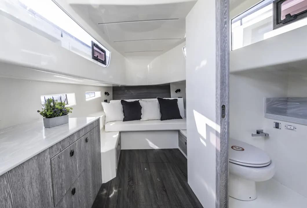 Interior del Kumbra 36 con la cama y el baño