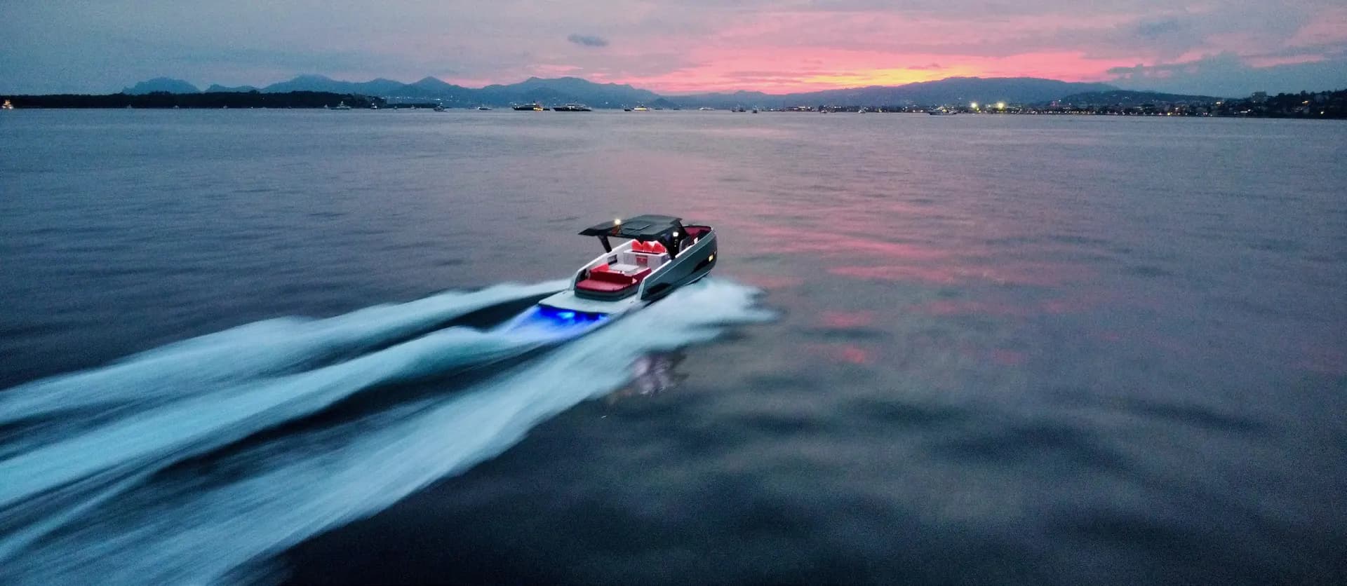 Kumbra 36 navegando a velocidad al atardecer