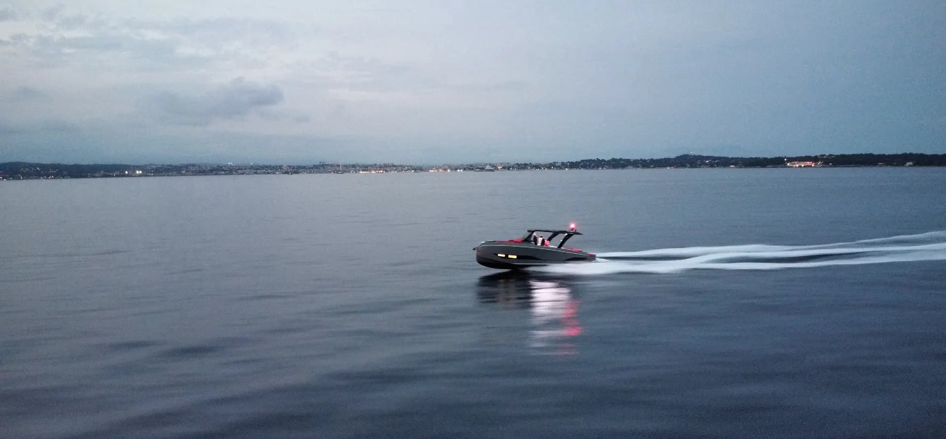 Kumbra 36 navegando frente a la costa al anochecer