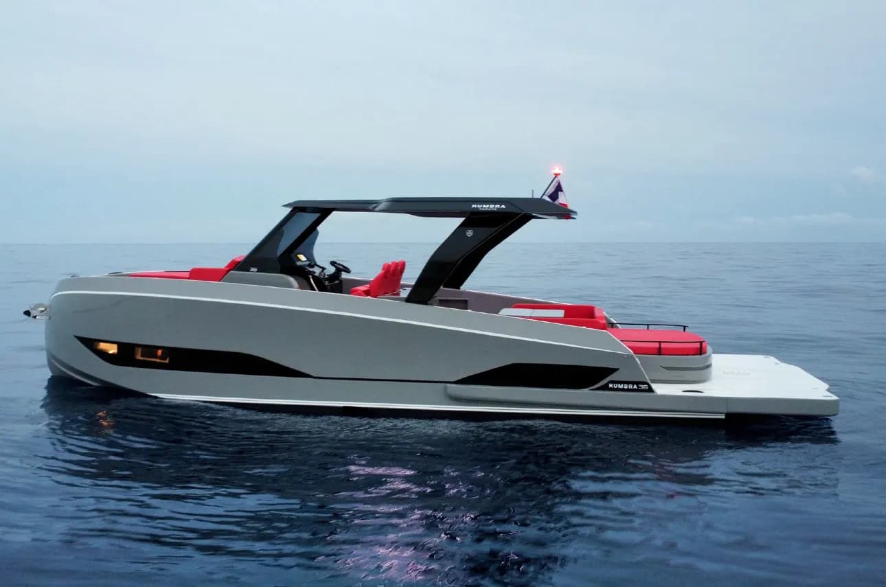 Kumbra 36 de perfil sobre el mar con su hardtop y la tapicería roja