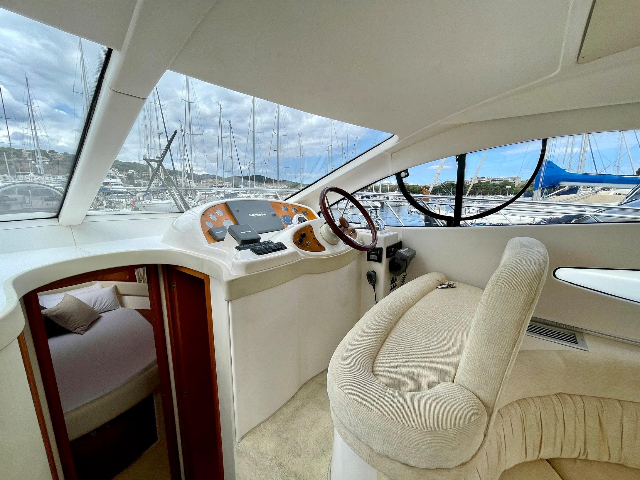 Genesis Boats 37 Flybridge · 31