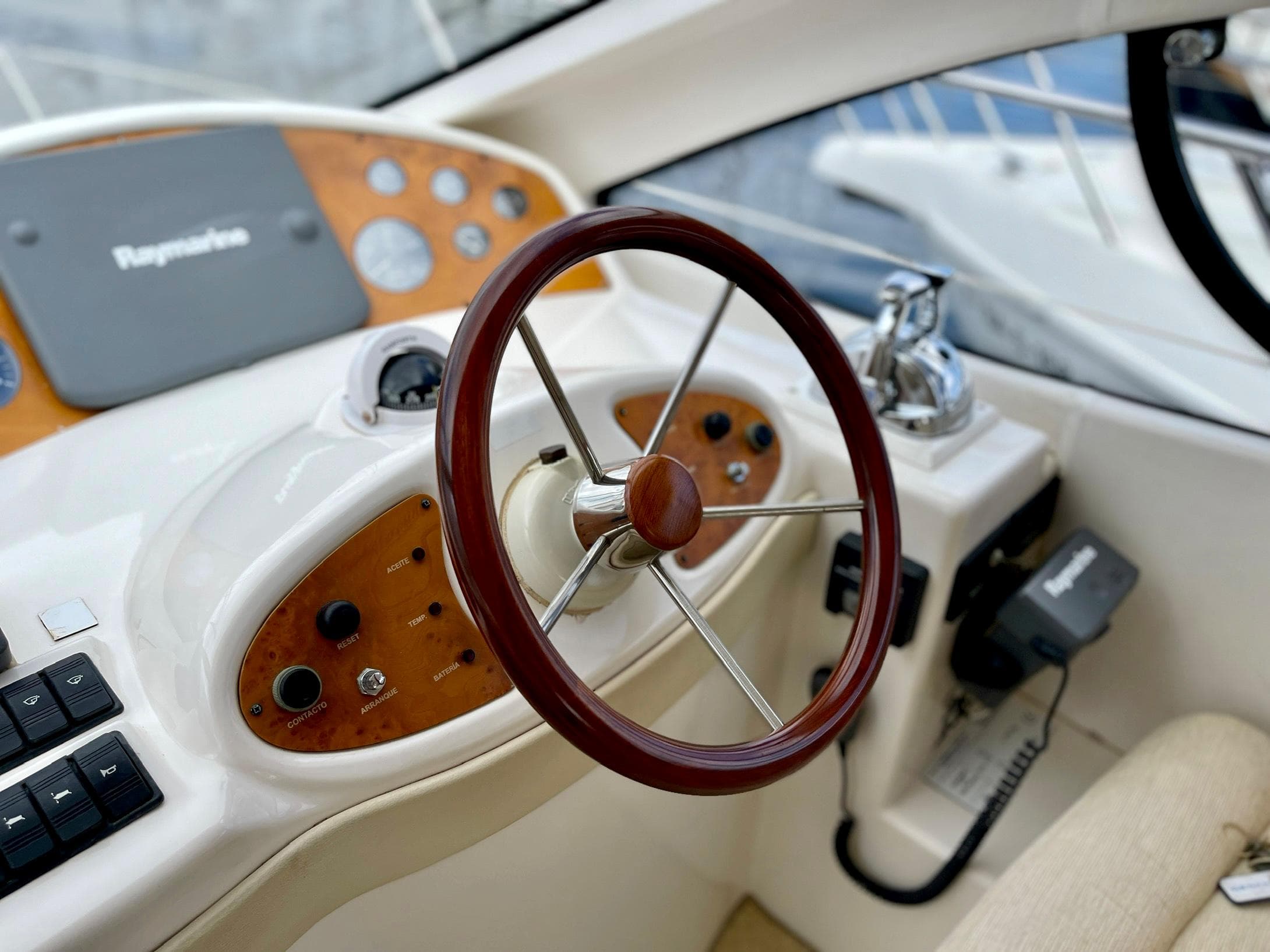Genesis Boats 37 Flybridge · 32
