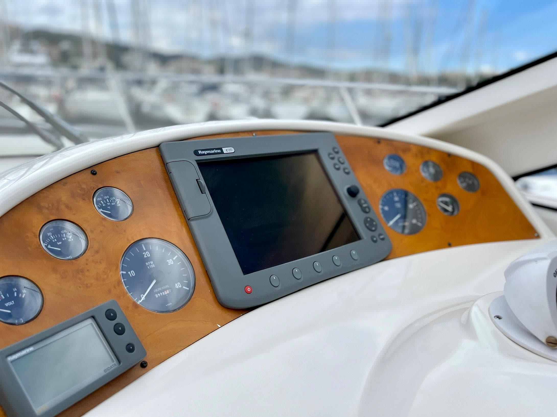 Genesis Boats 37 Flybridge · 35