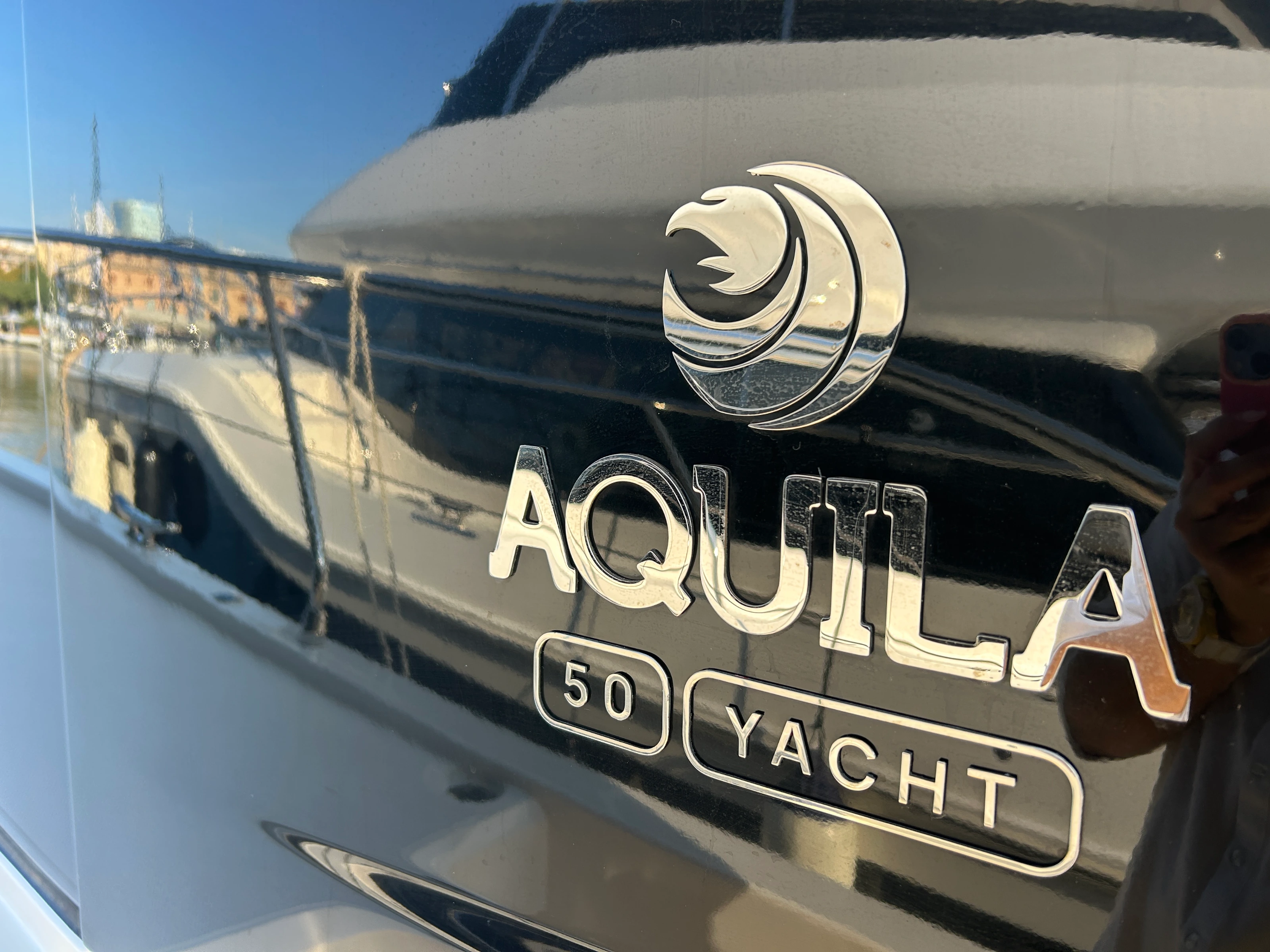 Logotipo de Aquila 50 Yacht en el casco de un catamarán