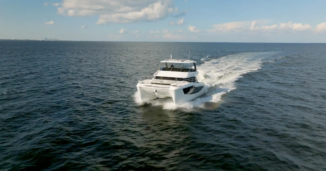Catamarán Aquila navegando en mar abierto