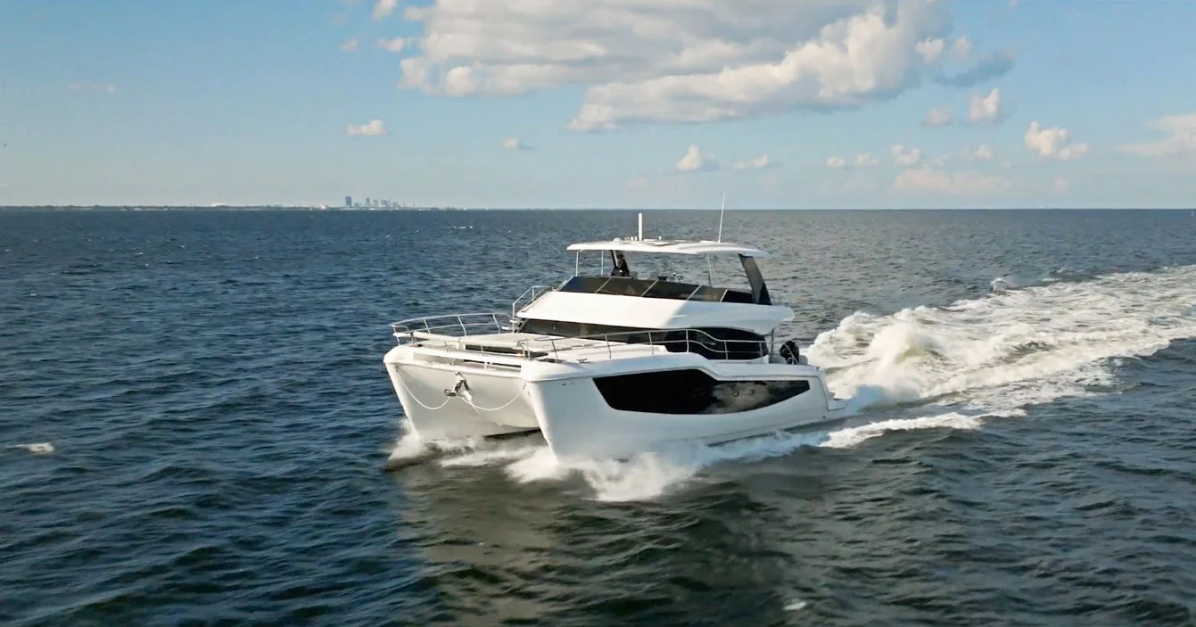 Catamarán Aquila navegando en mar abierto dejando su estela