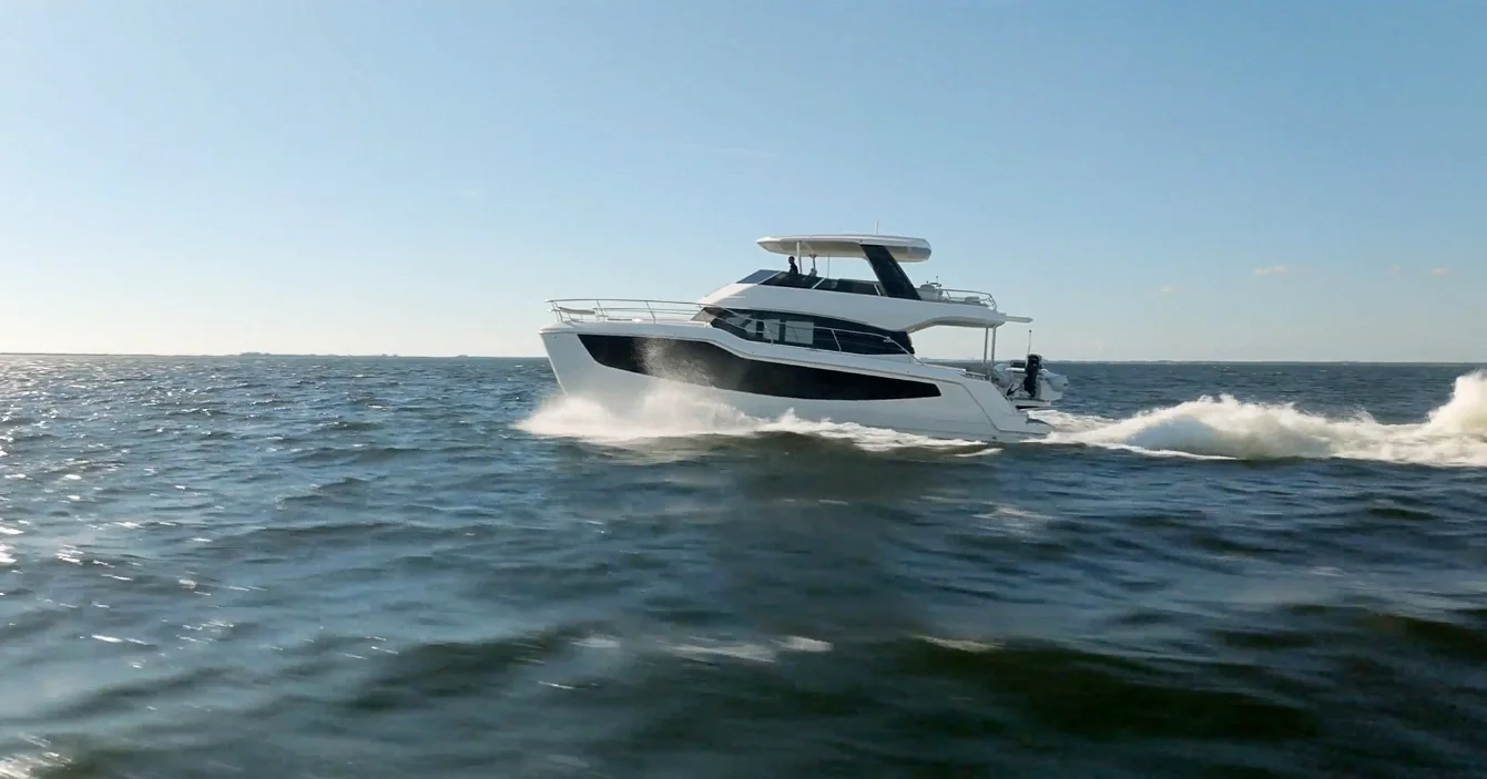 Catamarán Aquila navegando de perfil en mar abierto