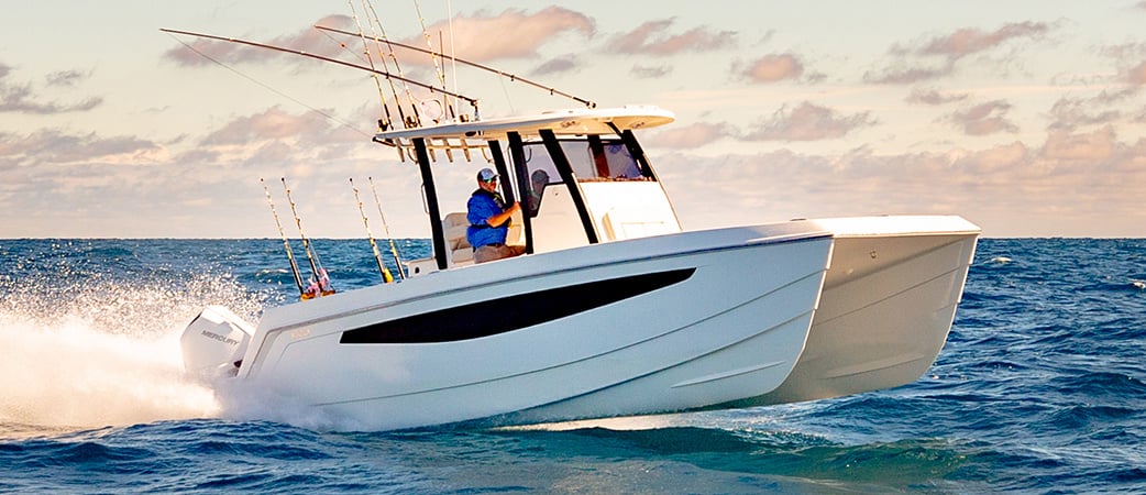 Aquila 28 Molokai navegando a velocidad