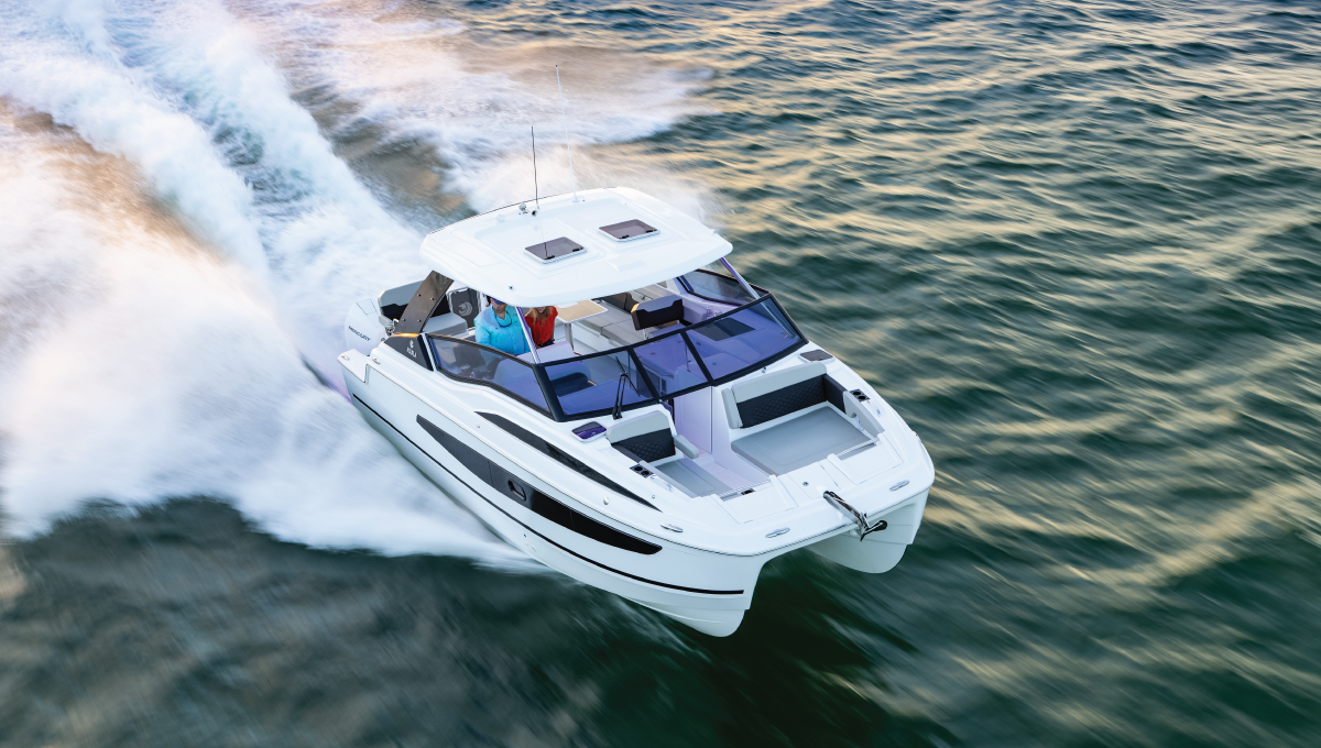 Aquila 32 Sport navegando a velocidad