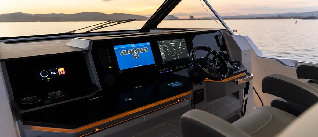 Volante, pantallas y mandos del Aquila 35 Sport