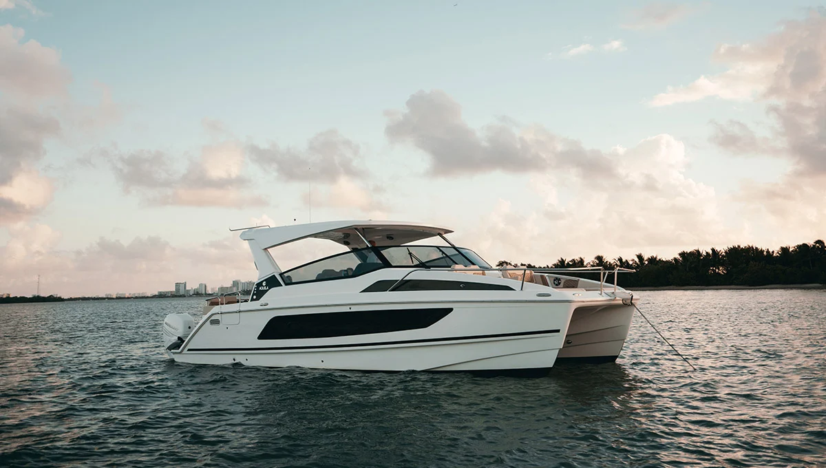 Aquila 36 Sport de perfil sobre el agua