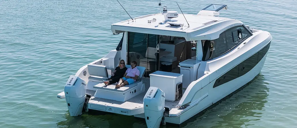 Popa del Aquila 42 Coupe con su plataforma de baño