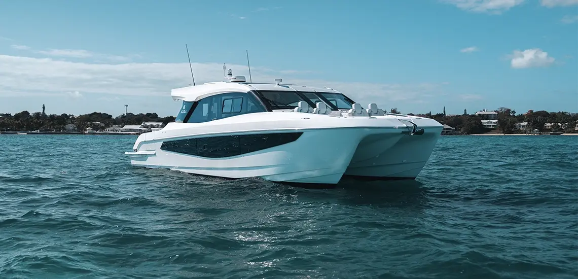 Aquila 42 Coupe fondeado en aguas tranquilas