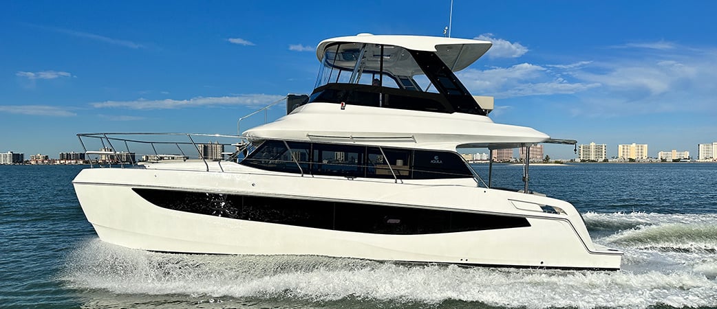 Aquila 42 Yacht navegando a velocidad