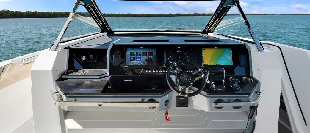 Volante, pantallas y mandos del Aquila 45 Sport