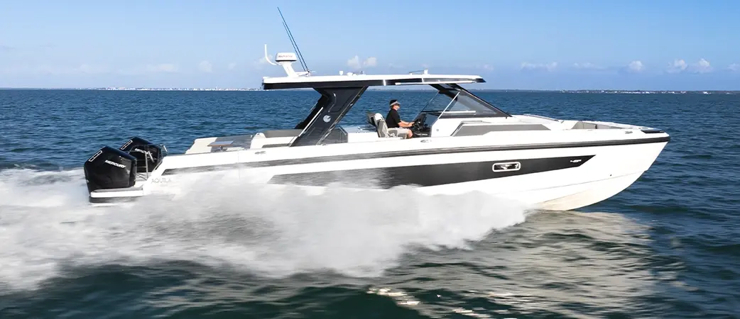 Aquila 45 Sport de perfil sobre el agua