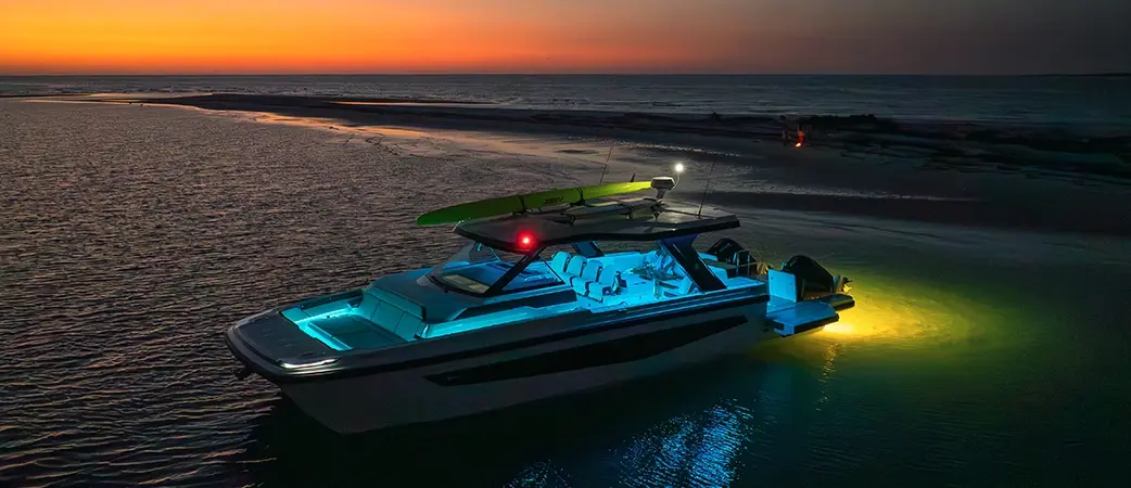 Aquila 45 Sport con la iluminación encendida al anochecer