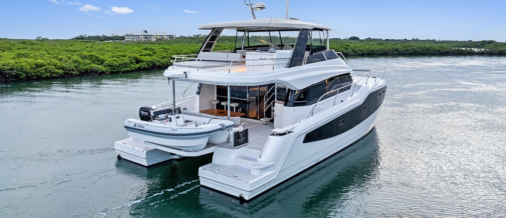 Aquila 50 Yacht con su embarcación auxiliar