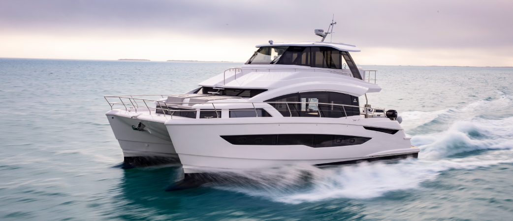 Aquila 54 Yacht navegando a velocidad
