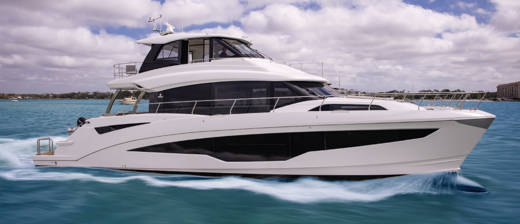 Aquila 70 Luxury navegando a velocidad
