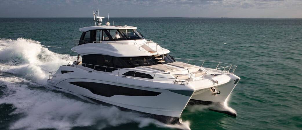 Aquila 70 Luxury navegando a velocidad
