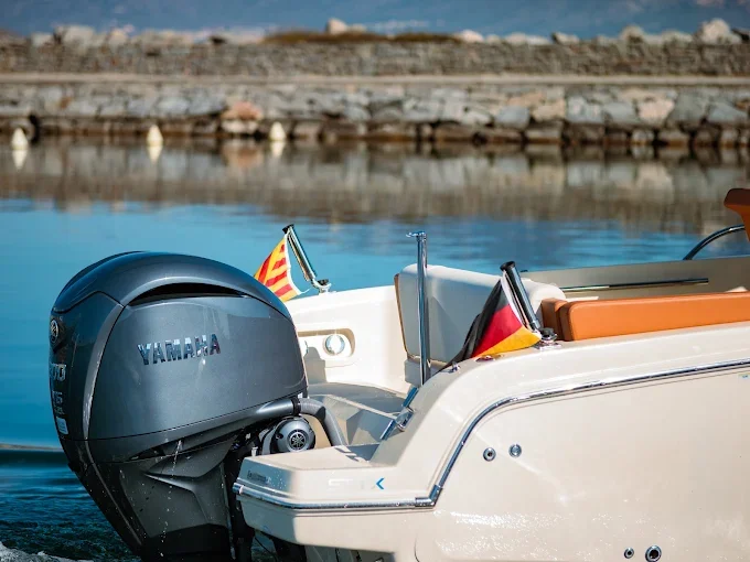 Detalle de un motor fueraborda en el puerto