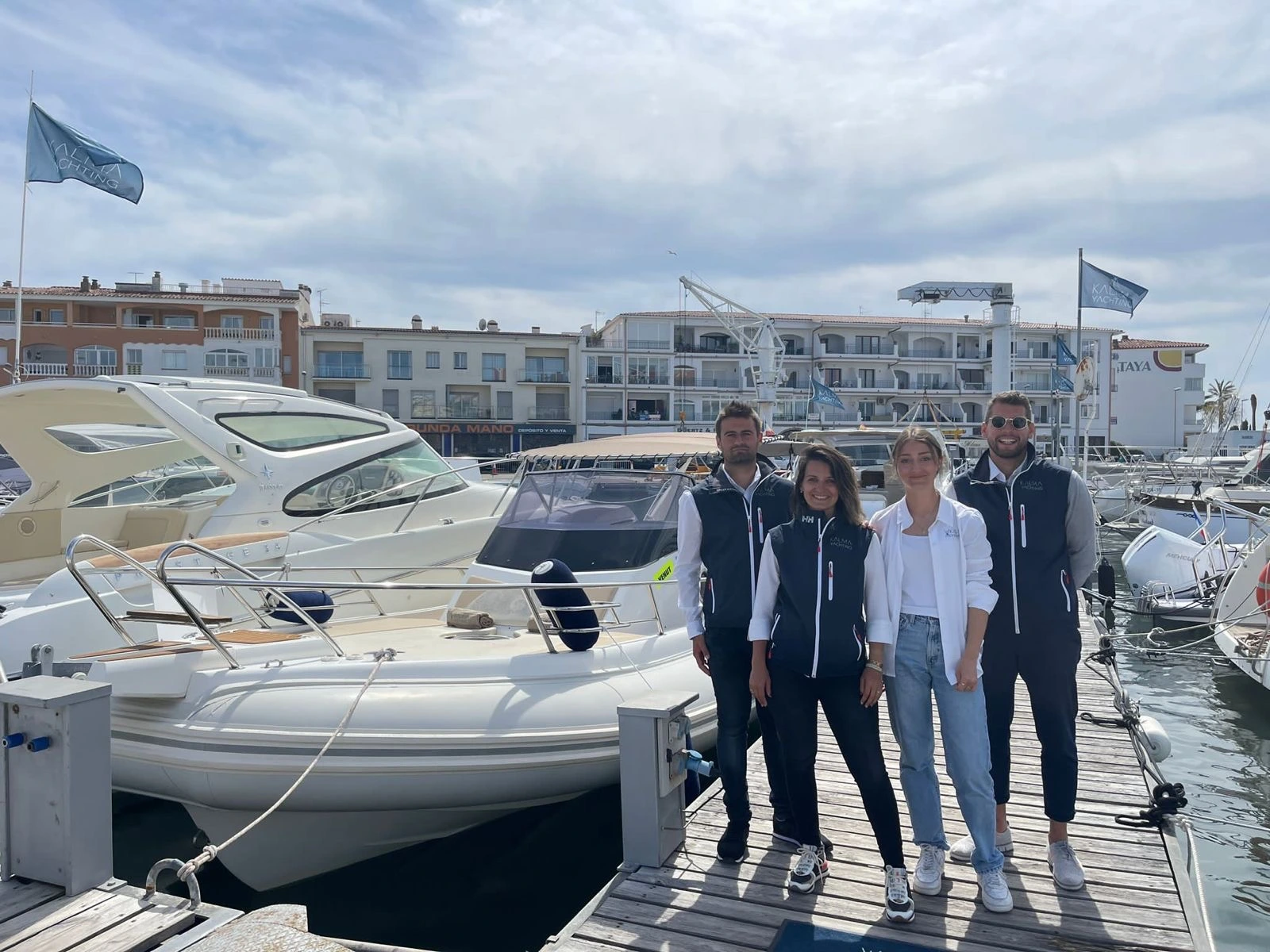 El equipo de Kalma Yachting en un pantalán de Empuriabrava