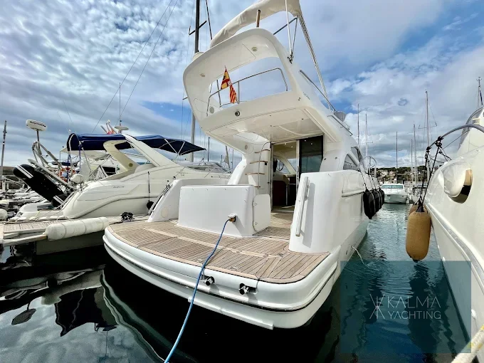 Popa de un flybridge amarrado en puerto