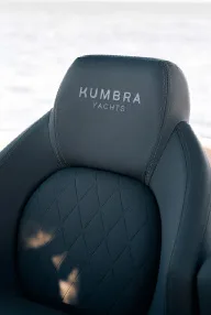 Asiento tapizado con el logotipo de Kumbra Yachts
