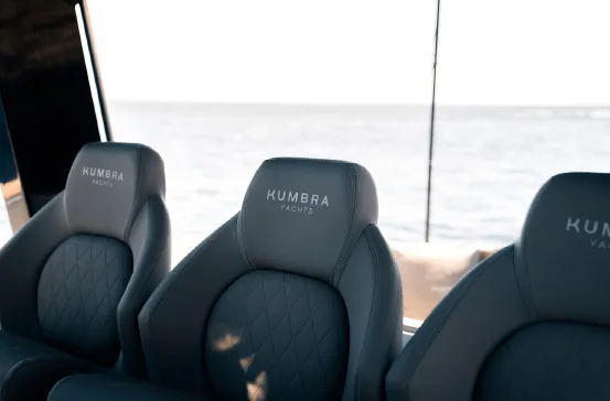 Asientos del puesto de gobierno con el logotipo de Kumbra