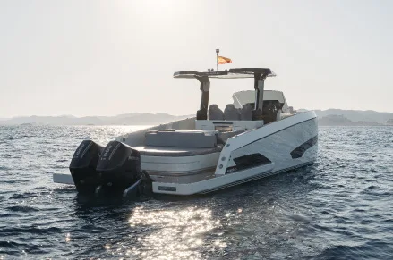 Kumbra 34 con dos motores fueraborda sobre el mar al sol