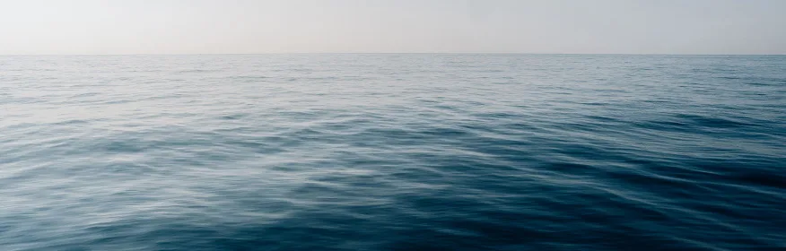 Mar en calma hasta el horizonte