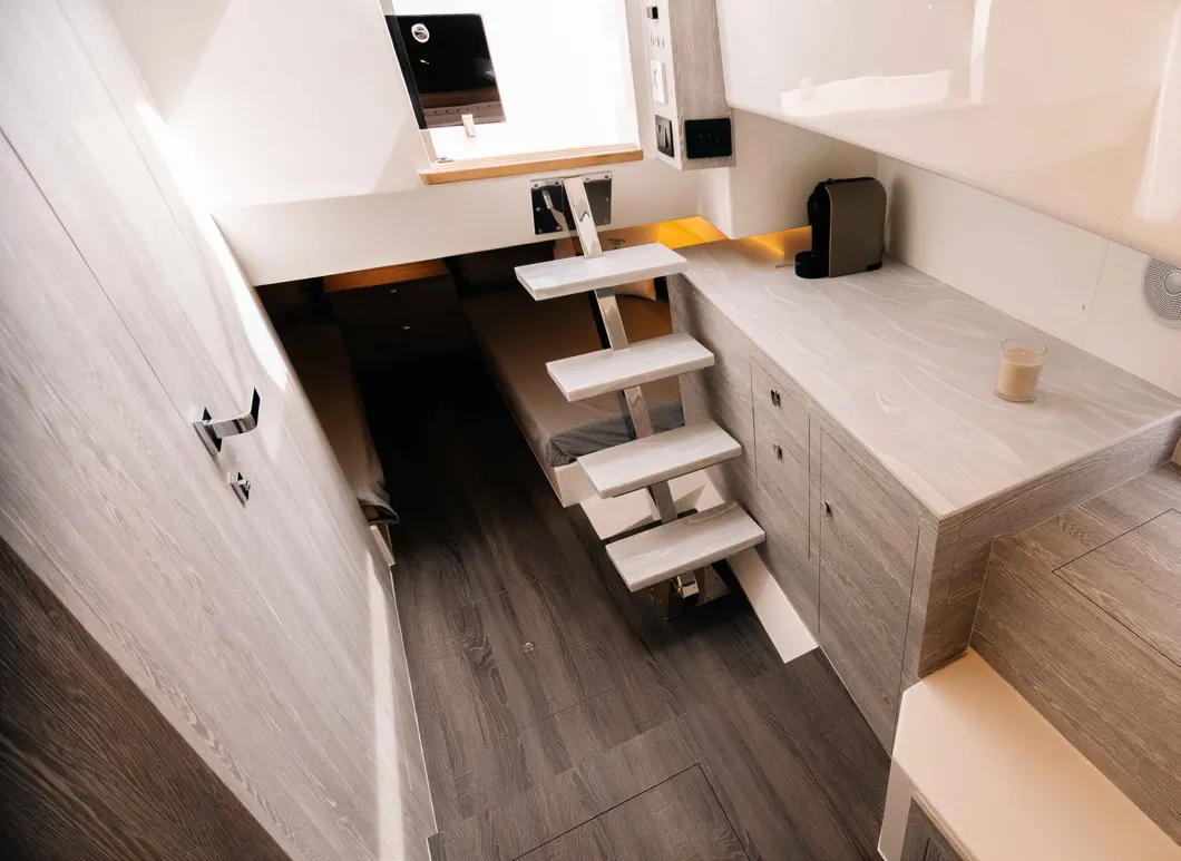 Escalera de bajada y mueble del interior del Kumbra 36