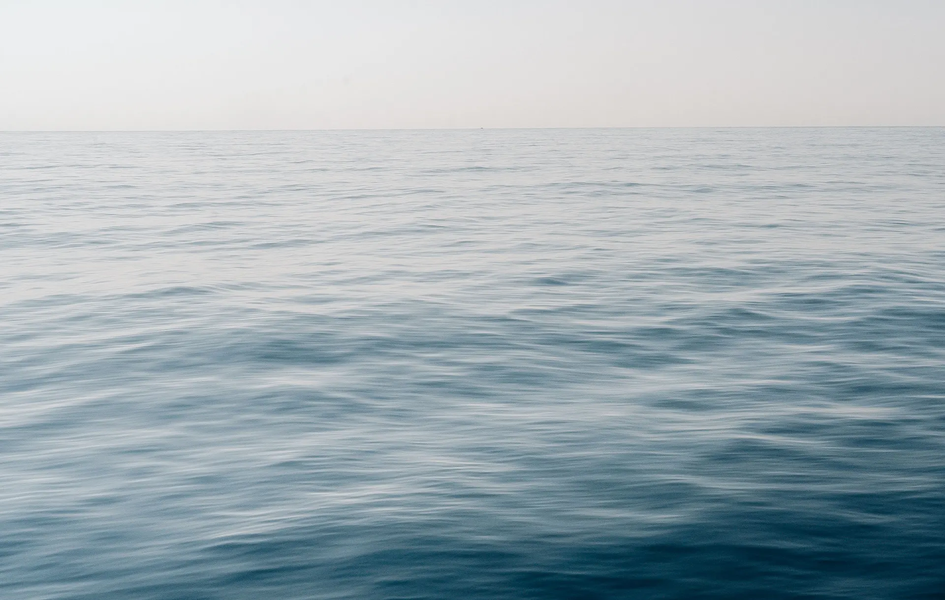 Mar en calma hasta el horizonte