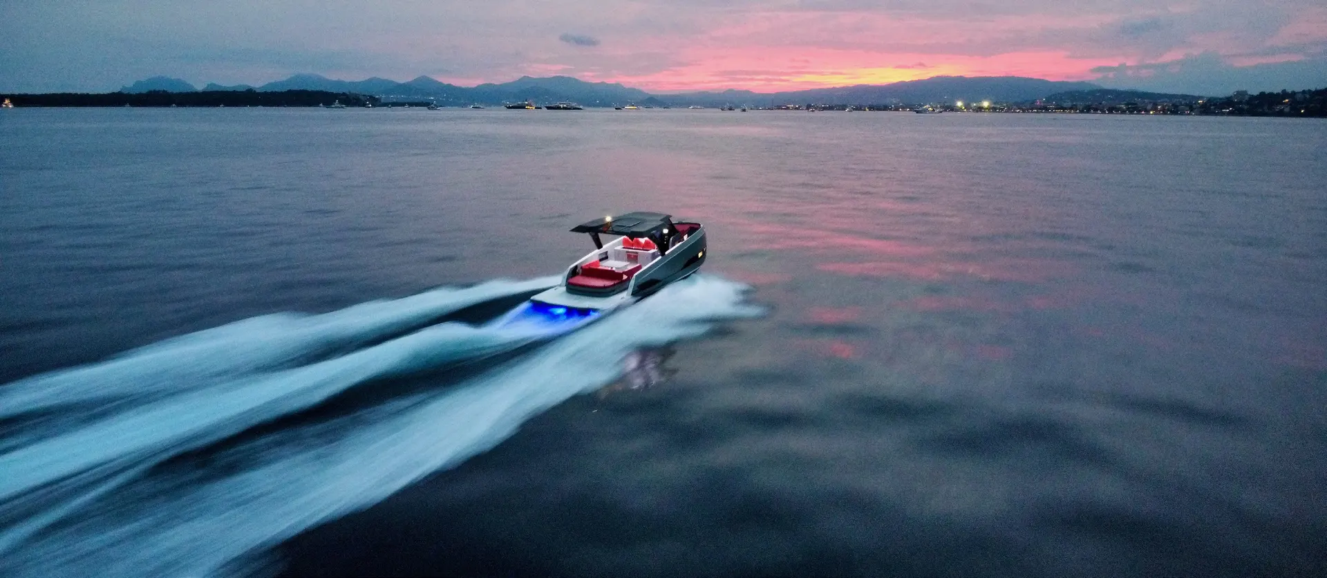 Kumbra 36 navegando a velocidad al atardecer