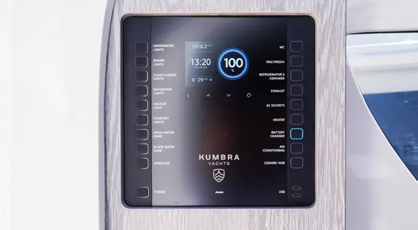 Pantalla táctil de control Kumbra en el interior