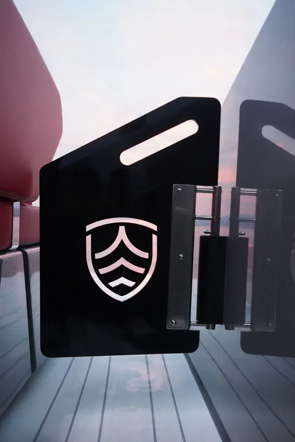 Puerta de seguridad con el emblema de Kumbra