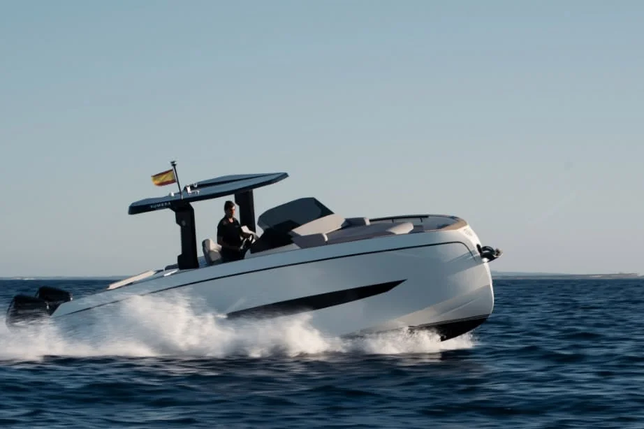Barco open navegando a buen ritmo con su patrón al timón